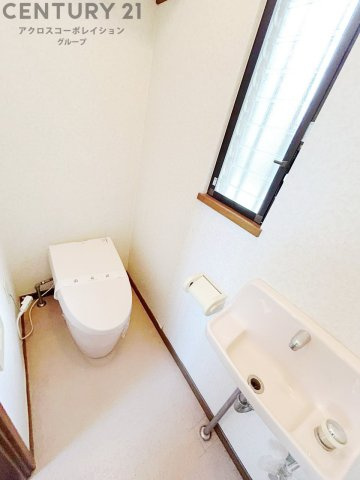 温水洗浄便座付トイレは温水洗浄機能により、暖かい水でおしりを洗浄することができ、冷たい水を使う従来の便座に比べ、温水洗浄機能で暖かいトイレを提供し、快適な使用を可能にします。