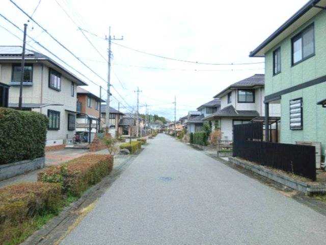【前面道路／現地写真】前面道路は約9ｍで、車両のすれ違いや車庫入れが楽です。現地でご確認ください。
