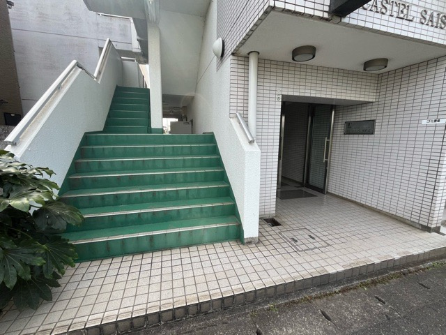 共用部分は、一棟の建物に住む区分所有者全員が共同で所有するとし、共用部分の管理、補修などは、区分所有者で形成される管理組合が行います。個人の判断で勝手に変更することはできませんので覚えておきましょう。
