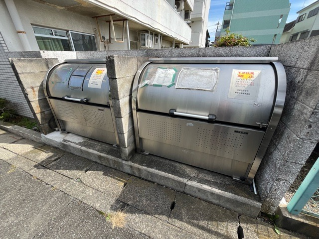 共有部分は、住民なら誰もが使える設備のこと。例えば駐車場やエレベーター、インターネット設備、セキュリティ設備などがあります。他にも、マンションの廊下・外部階段やエントランス・ゴミ置き場などがあります。