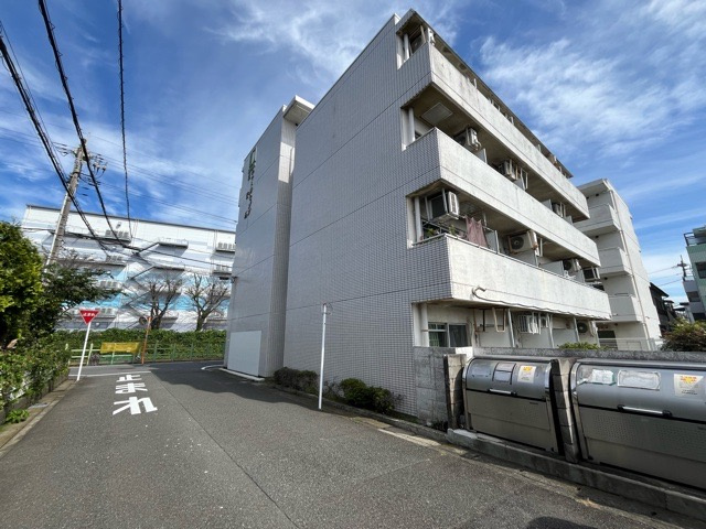 隣家の土地はどうなっているのか、生活利便施設が近くにあるのか、学校まで近いかなど、お客様のライフスタイルにあわせたイメージが重要です。また、近くにあると困る施設が近くにないかも確認するといいでしょう。