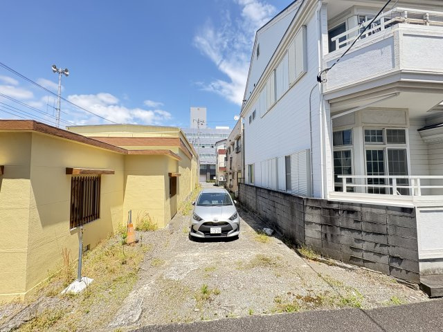 現在は駐車場として賃貸中。収益物件用地としてはもちろん、住宅用地としてもご検討いただけます。