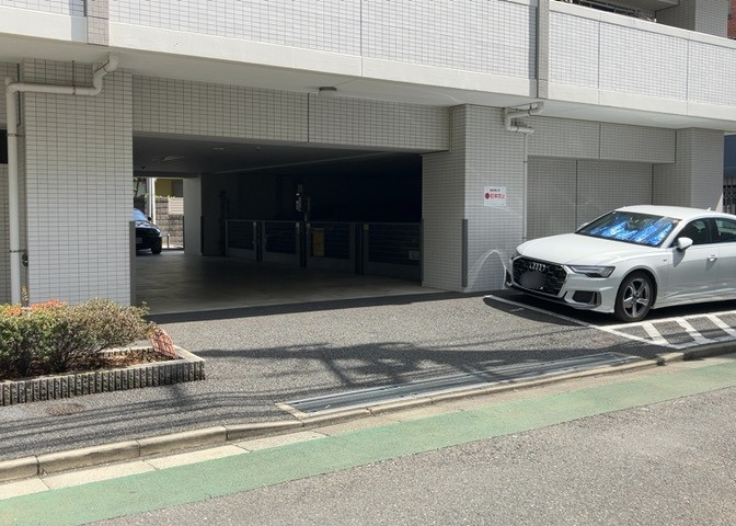 駐車場と明記されていても、最小スペースでつくられた駐車場だと大型車は駐車できなかったり、出入りしにくくなったりする可能性があります。お車のサイズと購入したい物件の駐車場のサイズを現地で確認しましょう。