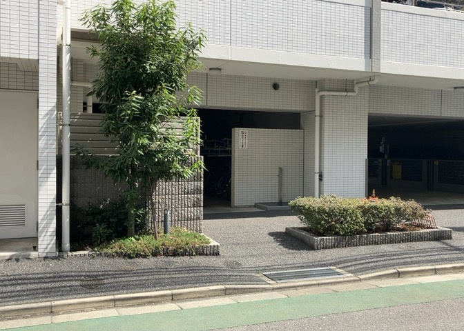中庭（パティオ）とは、一つの建築物の内部に設けられた、壁などで囲われている庭のことを指します。コの字型、ロの字型が主流ですが、L字型の中庭もあります。最近では、インテリア性の高さからも人気があります。