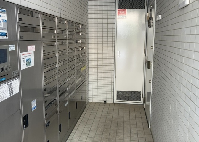 エントランス付近に設置されている集合ポストは、住んでいる部屋と離れているため、ポストをあさるなど誰かに何かされていても被害に気づきにくいです。入居する時には他人に特定されにくい番号で鍵をかけましょう！