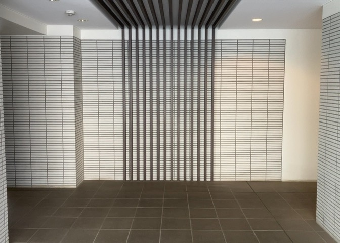 ラウンジは、マンションの共用スペースに椅子やテーブルなどを配置した利用者が寛げる空間です。屋内型ラウンジと屋外型ラウンジがあります。共用部分の管理状況と合わせて、詳細については現地でご確認ください。