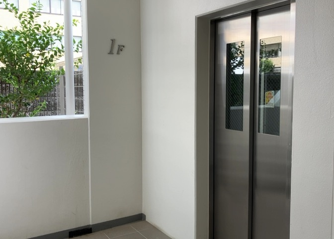 ロビーというと、エントランスと何がちがうの？と思いますよね。実はロビーとエントランスには明確な決まりはありません。物件によっては、エントランスを入って広がるある程度の広さのある空間がロビーとなります。
