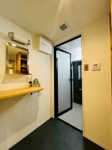 洗濯機置き場と収納のある脱衣室です。