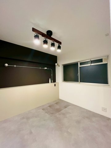 洋室（約4.9帖）：雰囲気のある石調フロアパネルのお部屋です。