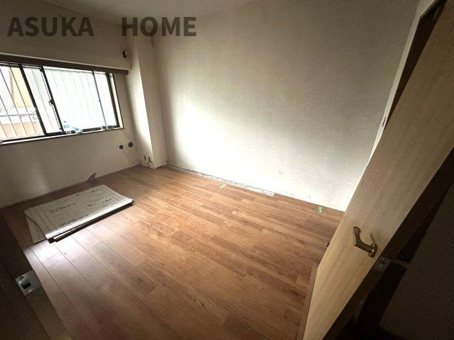 主寝室にちょうど良い広さの廊下側のお部屋です。照明無しでも明るさが充分あるお部屋です。