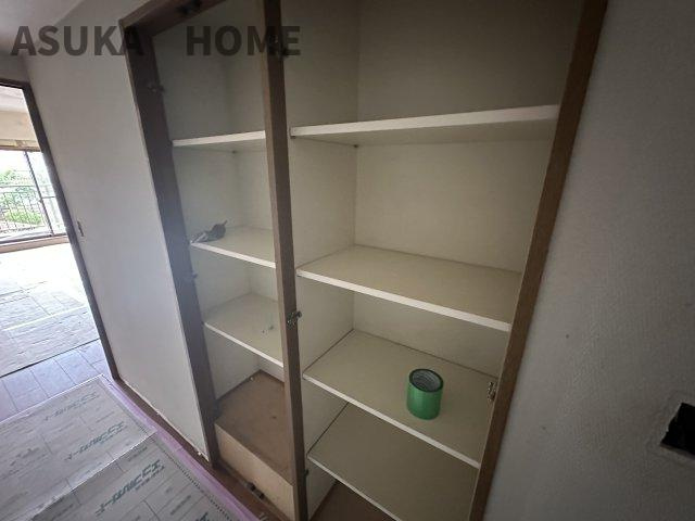 高さを変えることができる稼働棚付きの廊下収納です。お掃除用具や買い置きストックの収納に便利ですよ。