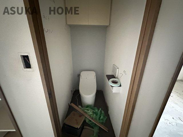 温水洗浄便座のトイレ設備です！トイレ上部にはあると便利な吊戸棚を設置！