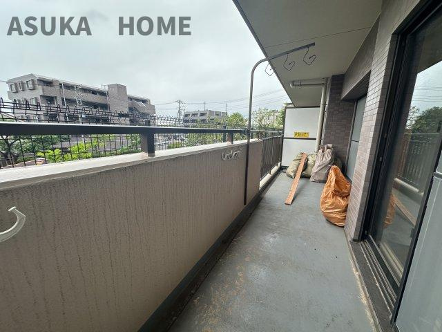 撮影日はあいにくの曇り空でしたが南向きで陽当りが良く洗濯物の渇きも早いので家事の時短に◎