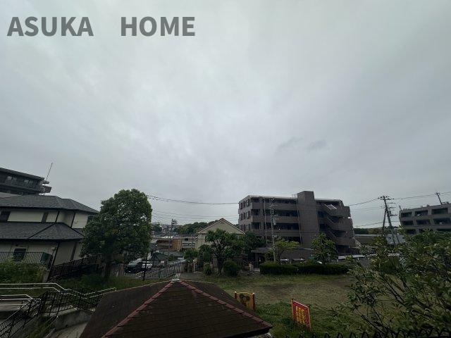撮影日はあいにくの曇り空でしたがお隣の公園を望む見通しの良い景色です。ぜひ実際にご覧になって下さい。