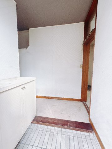 ■玄関｜玄関横の物入は急な来客時でもさっとお片付けできるスペースを確保しています。　