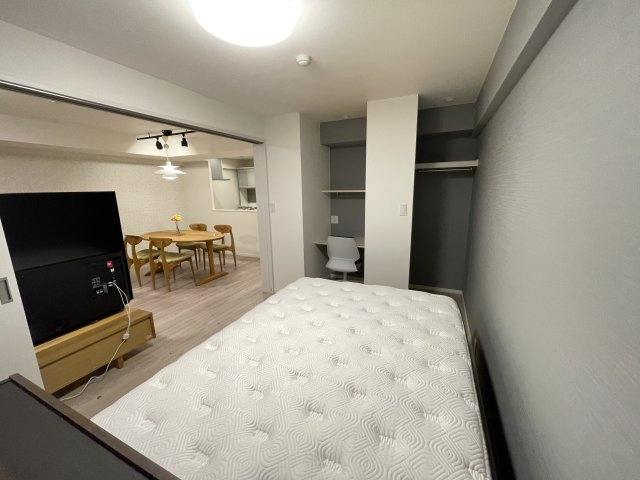LD横の洋室は、扉を開けて解放感ある空間に。　　