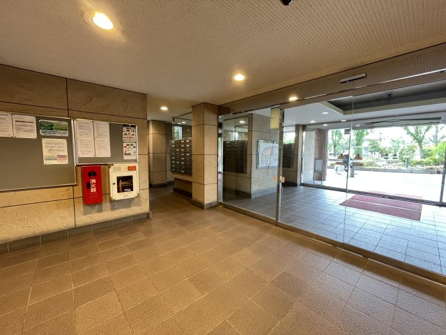 明るく広々としたエントランスが迎えてくれます。　