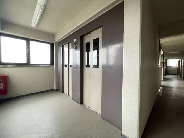 重たい荷物を持っていても、エレベーターがあれば安心です。　