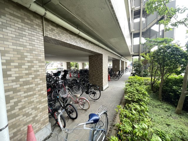 屋根付きの駐輪場で、サビや汚れの心配も不要。　