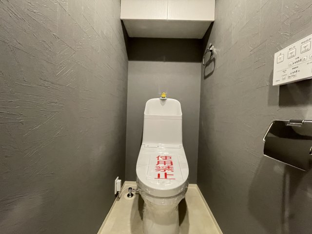 温水洗浄便座付きの清潔感あるトイレは、落ち着いた空間に。　
