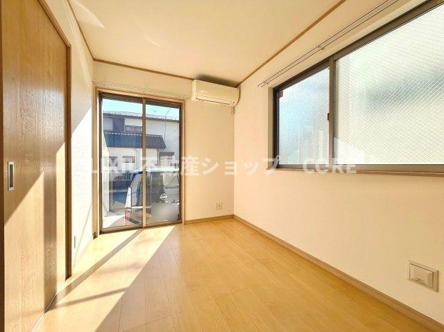 大きな窓からは快適な光を取り入れ、通気性能を上げる事で居心地の良い空間を演出します。
