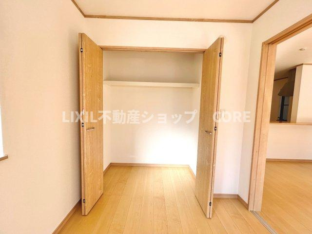 普段着やスーツはもちろんのこと、コート類などもしっかり掛けられます。