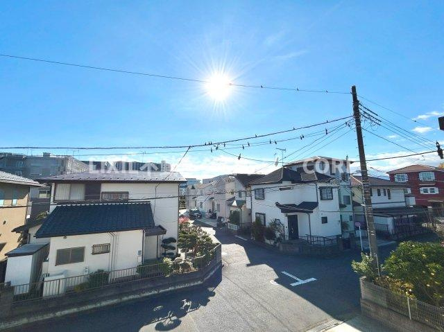 気持ちのいい空が見渡せる広いバルコニー。陽当たりも良く洗濯物やお布団もカラッと乾きそう。