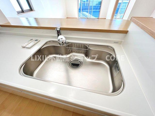 浄水と水道水を切り替えて使用できるスッキリとしたデザインの浄水器一体型水栓。