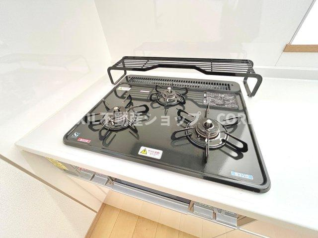 三口コンロで、お料理の効率もアップ！使い勝手の良さを考えました。お洒落なシステムキッチンです。