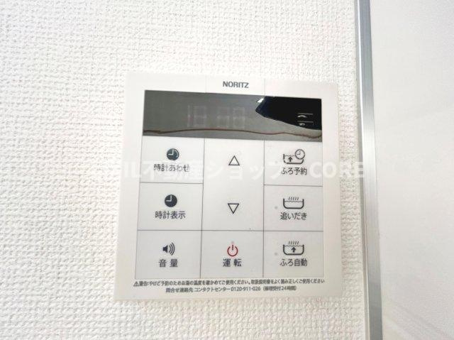 お風呂はボタンひとつで一定量の湯を浴槽に張ったり、保温や追い焚きをすることができる便利な機能付