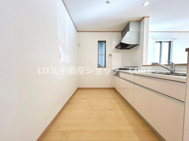 沢山の調理器具や調味料が収納でき、大きな流しもついてます　毎日のお料理が楽しみです。