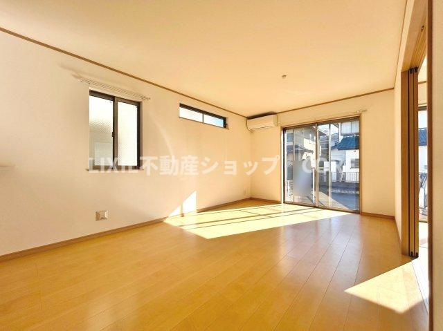 窓からの日差しがリビングの隅々までしっかりと届きます。