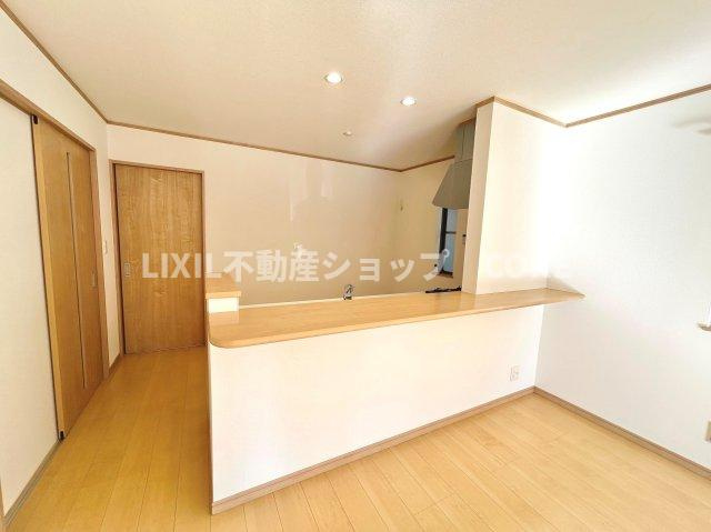 光溢れる安らぎの空間。キッチンとも一体感も演出しご家族との会話も弾みます。