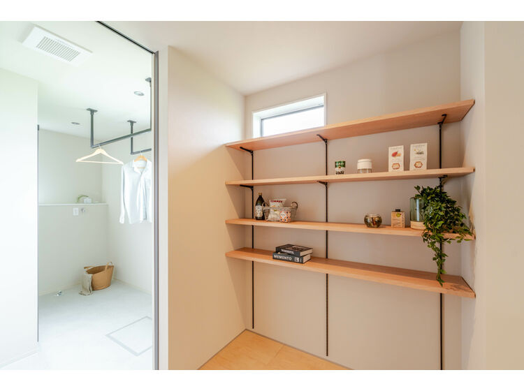 オープンタイプのパントリーはインテリアを飾るスペースとしても。