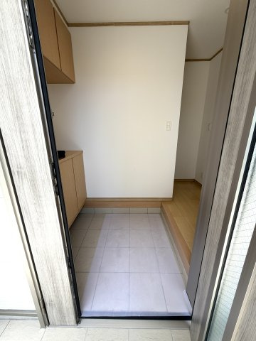 すっきりとした印象の玄関スペース。収納力のある設計で靴や小物も整理しやすく、住まいの第一印象を美しく保てます。