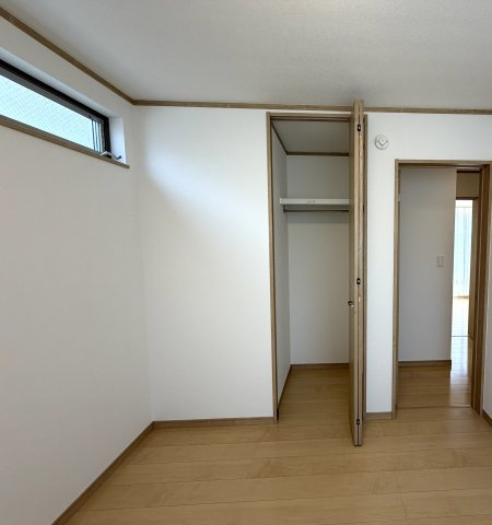 各居室に収納あり、室内をすっきり保てるため居住空間にゆとりが生まれます。整理整頓しやすく、快適な暮らしをサポートします。