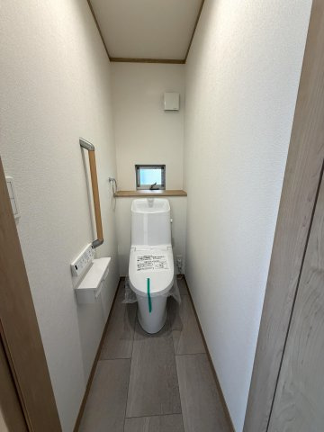 各フロアにトイレを設置、毎日使うものだから...温水洗浄暖房便座を採用し、快適性と清潔感に配慮したトイレ。