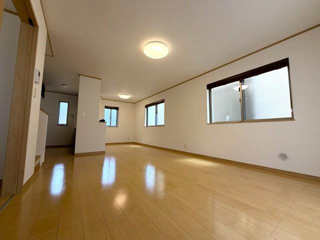 採光面が多く明るい室内、家具の配置もしやすく、くつろぎと機能性を兼ね備えたリビングダイニングです。