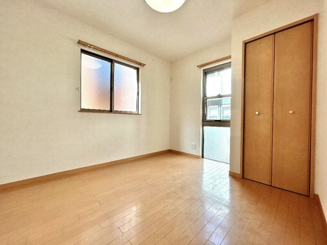1階5帖洋室でございます。　各部屋2面採光で風通しも良好です。