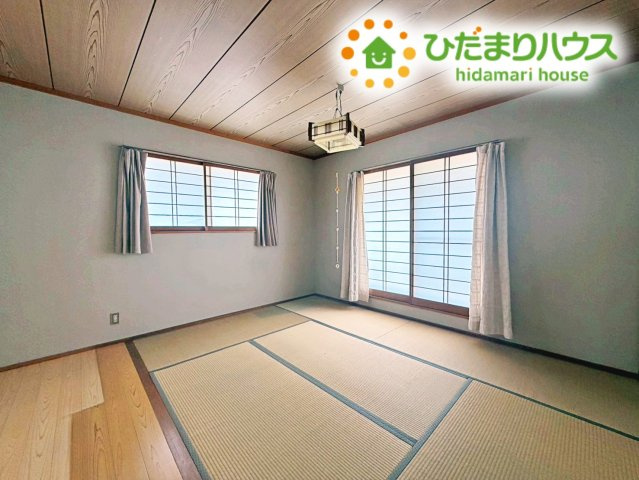 バルコニーに面していて、たっぷり光りの入る明るい主寝室です！