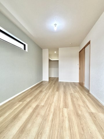 2階洋室7.5帖のお部屋です。嬉しいWIC完備♪