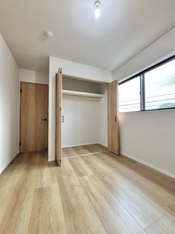 2階洋室5.0帖、収納付き、2階には5帖のお部屋が2部屋あります。