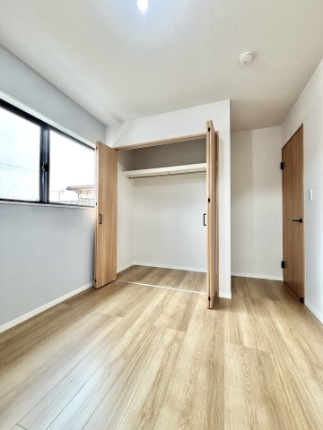 2階洋室5.0帖、収納付き、2階には5帖のお部屋が2部屋あります。