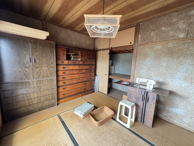 天袋付きで季節物や来客用布団もしっかり収まりお部屋をすっきり保てます。落ち着いた色合いの壁や木目の天井が和の趣を感じさせる心安らぐ雰囲気を演出。趣味のお部屋など多目的に活用できる使い勝手の良い一室。