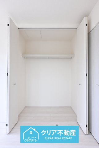 ワイド収納でお洋服もたっぷりかけられます！