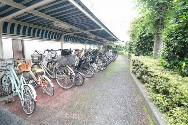 郵便局、銀行、クリニック、図書館なども徒歩10分圏内に揃っており、生活便利な環境です。