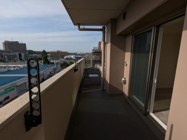 現地写真：リビングに面したバルコニー