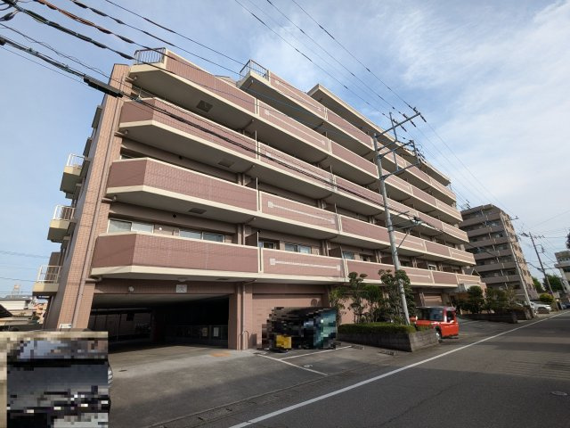 現地写真：落ち着いたブラウンタイルがおしゃれな、全6階建てのマンション