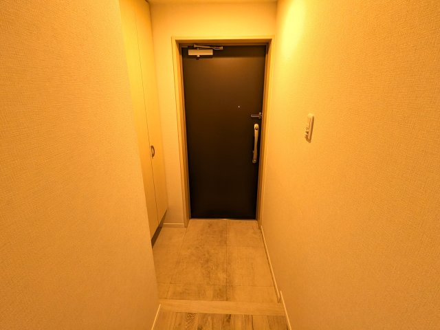 現地写真：玄関の照明はセンサーで自動で点灯します