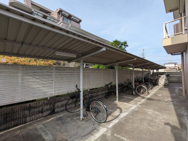 現地写真：広い駐輪場がございます
